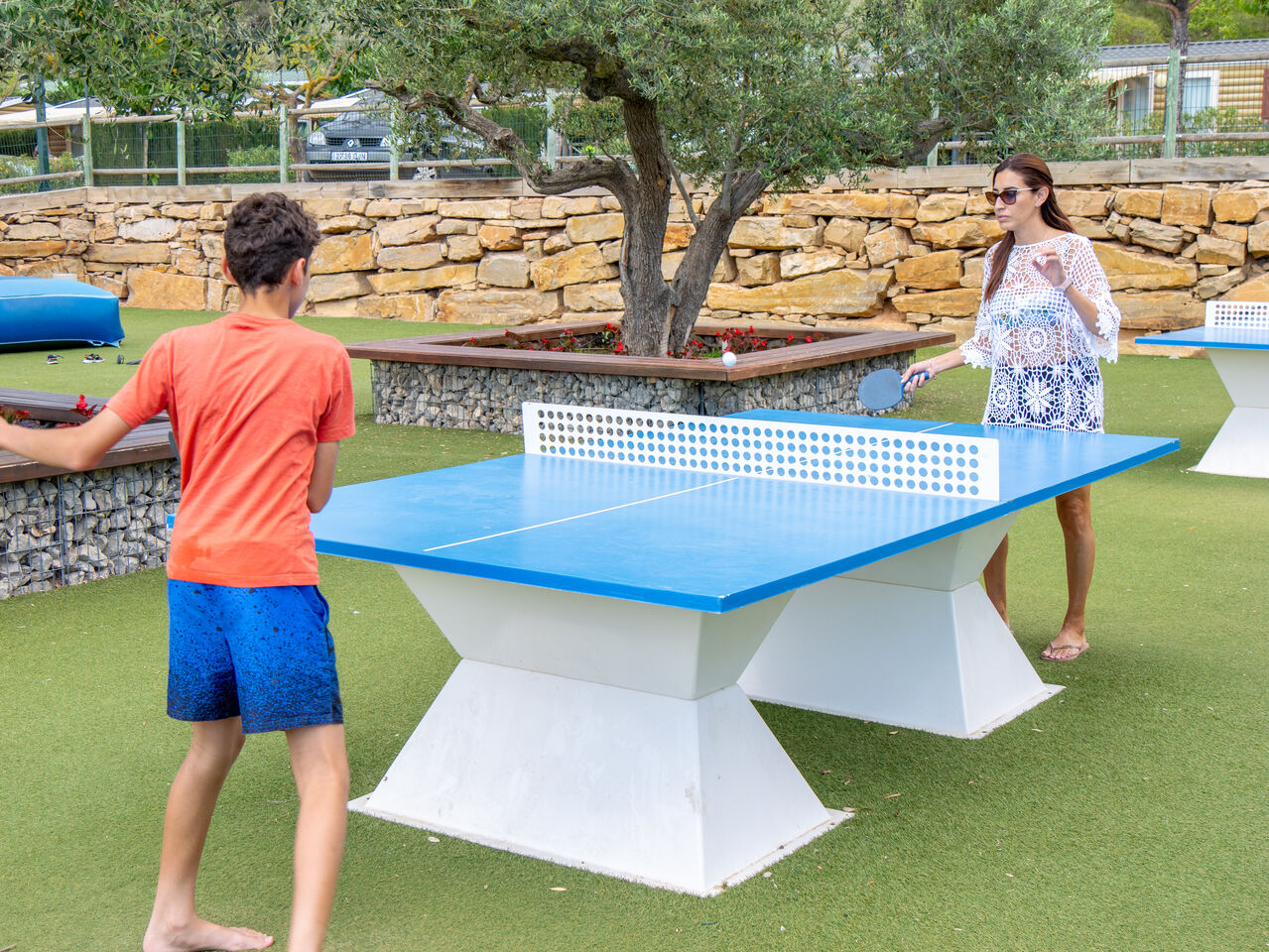 Ping-pong, ni�o, adulto en el camping CAPFUN Montblanc Park en Montblanc (43).