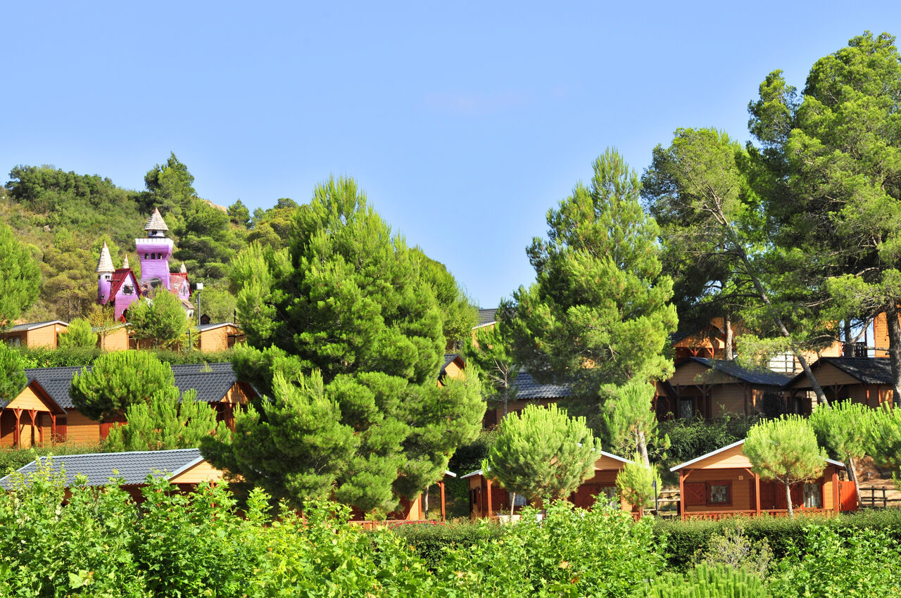 Mobil-homes de madera, naturaleza, castillo del camping CAPFUN Montblanc Park en Montblanc (43).