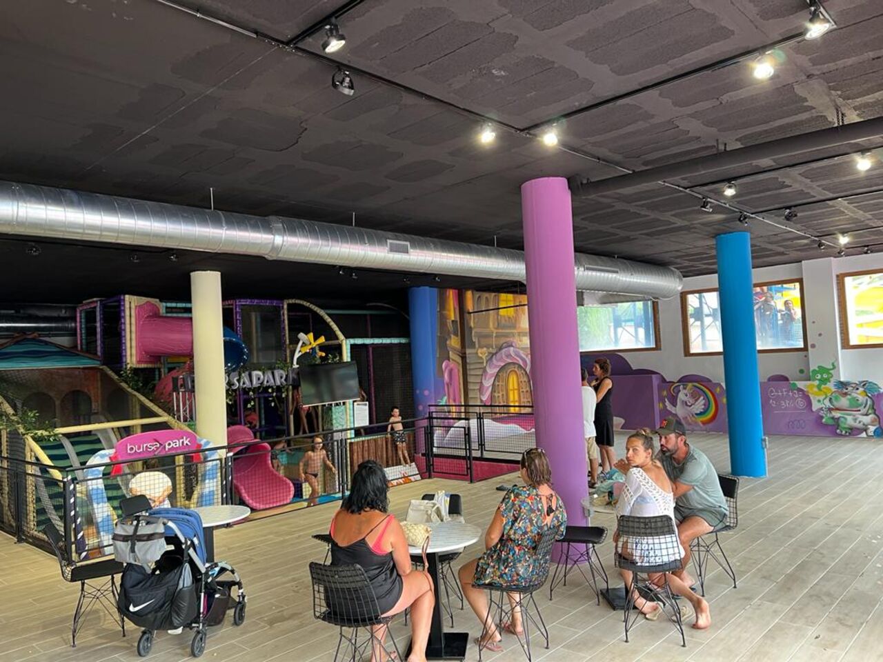 Zona de juegos interior colorida para ni�os con toboganes en el camping CAPFUN Montblanc Park en Montblanc (43)