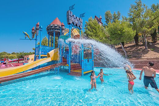 Toboganes, juegos acu�ticos en camping CAPFUN Montblanc Park en Montblanc (43).