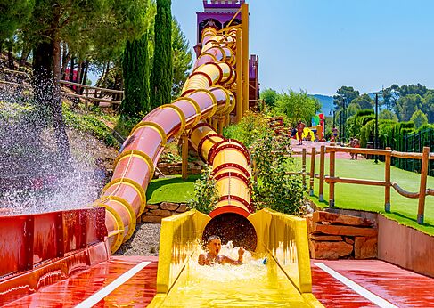 Tobog�n acu�tico gigante con ni�o en el camping CAPFUN Montblanc Park en Montblanc (43).