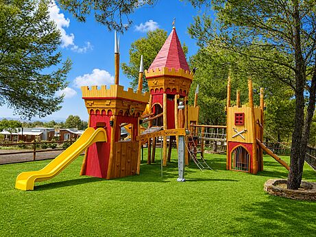 Zona de juegos castillo con tobog�n en el camping CAPFUN Montblanc Park en Montblanc (43).