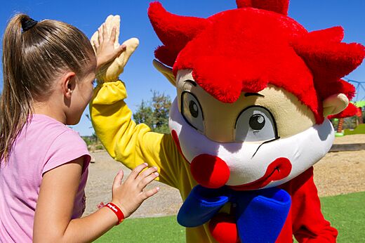 Niño y mascota Capfun chocando cinco en el camping CAPFUN Montblanc Park en Montblanc (43).