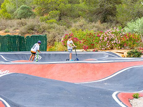 Pista de pump track moderna para patinetes y bicicletas en CAPFUN Montblanc Park.