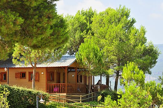 Mobil-home de madera con terraza sombreada en el camping CAPFUN Montblanc Park en Montblanc (43).