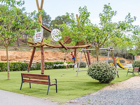 Zona de juegos, columpios, tobogán en CAPFUN Montblanc Park, Montblanc (43).