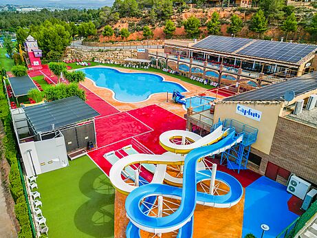 Piscinas, toboganes acuáticos y zona de juegos en el camping CAPFUN Montblanc Park.
