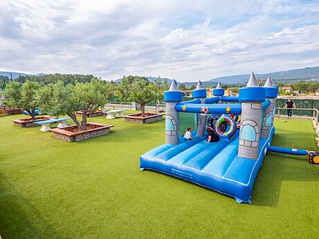 Gran castillo hinchable azul para niños en el camping CAPFUN Montblanc Park en Montblanc (43).