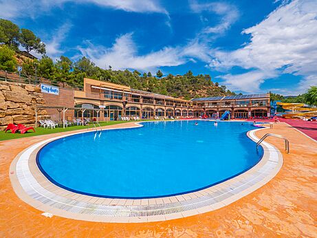 Gran piscina exterior y toboganes acuáticos en el camping CAPFUN Montblanc Park en Montblanc (43).
