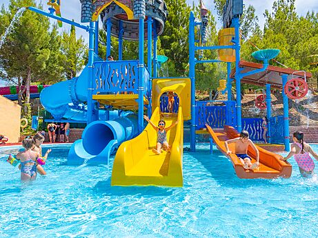 Toboganes y juegos acuáticos infantiles en el camping CAPFUN Montblanc Park en Montblanc.