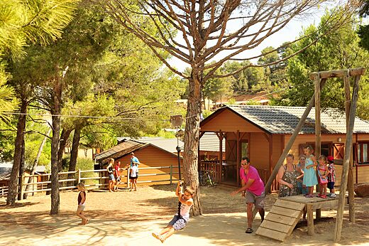 Tirolina, juegos, Mobil-homes en el camping CAPFUN Montblanc Park en Montblanc (43).