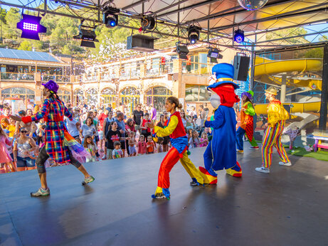 Espect�culo de animaci�n con personajes disfrazados y p�blico en el camping CAPFUN Montblanc Park en Montblanc (43).