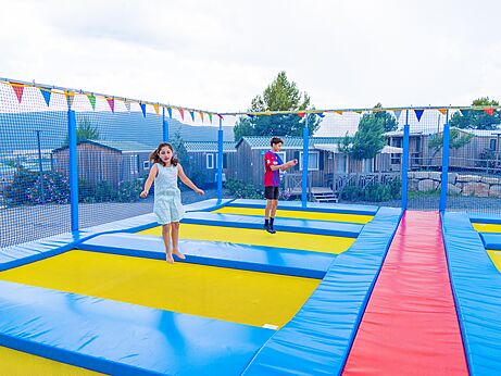 Camas elásticas gigantes para niños y adolescentes en el camping CAPFUN Montblanc Park en Montblanc (43).