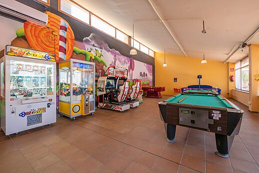 Sala de juegos con billar, futbolín y máquinas recreativas en el camping CAPFUN Montblanc Park.