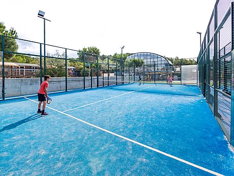 Pista de pádel azul con jugadores en CAPFUN Montblanc Park (43).