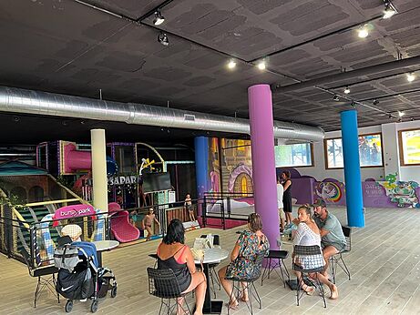 Zona de juegos interior con toboganes y estructuras para niños en el camping CAPFUN Montblanc Park en Montblanc (43).