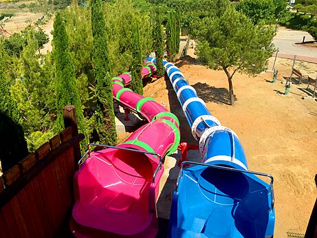 Toboganes acuáticos coloridos y sinuosos para niños y adultos en el camping CAPFUN Montblanc Park en Montblanc (43).