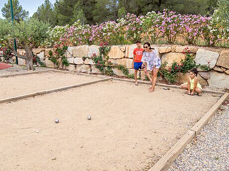Familia jugando a la petanca en el camping CAPFUN Montblanc Park en Montblanc (43).
