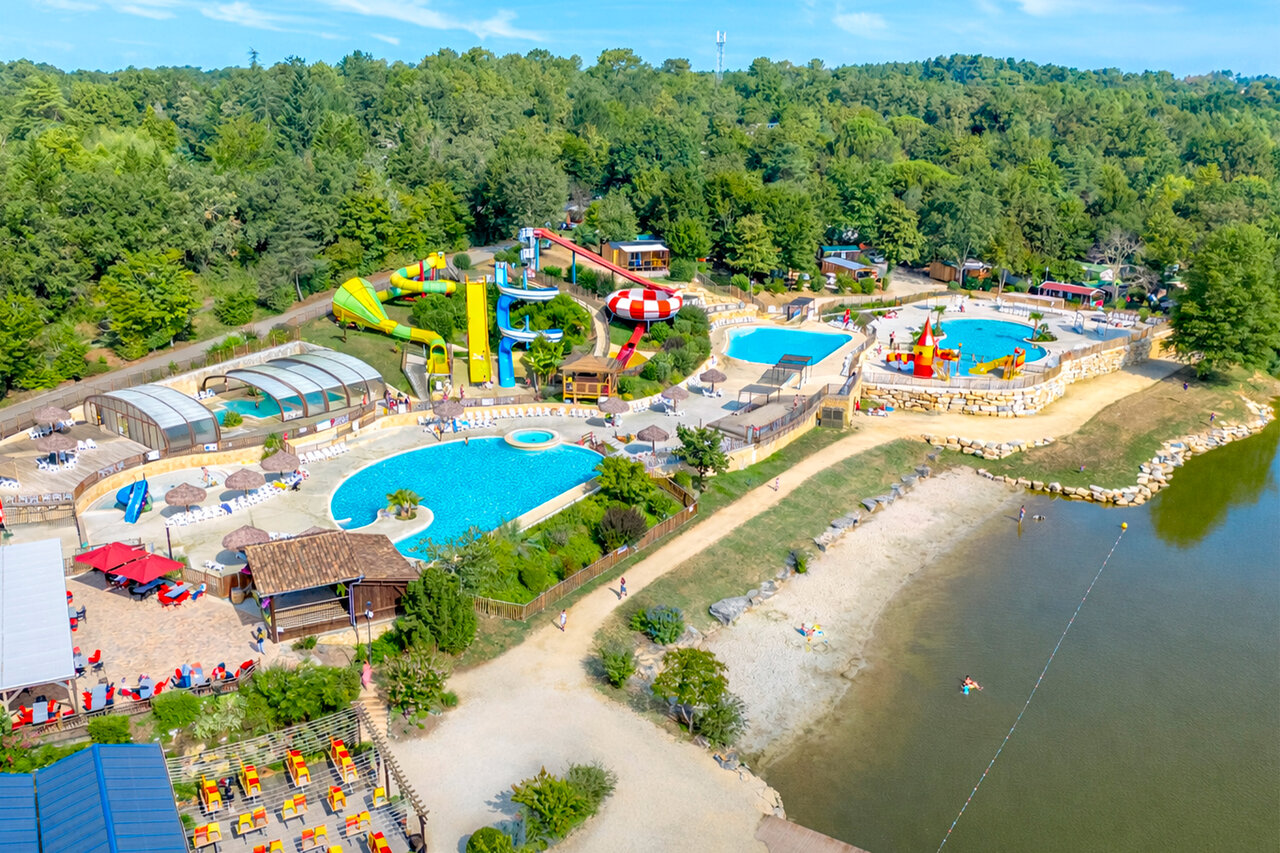 Parque acu�tico con toboganes gigantes, piscinas y playa en el camping CAPFUN Moulinal en BIRON (24).