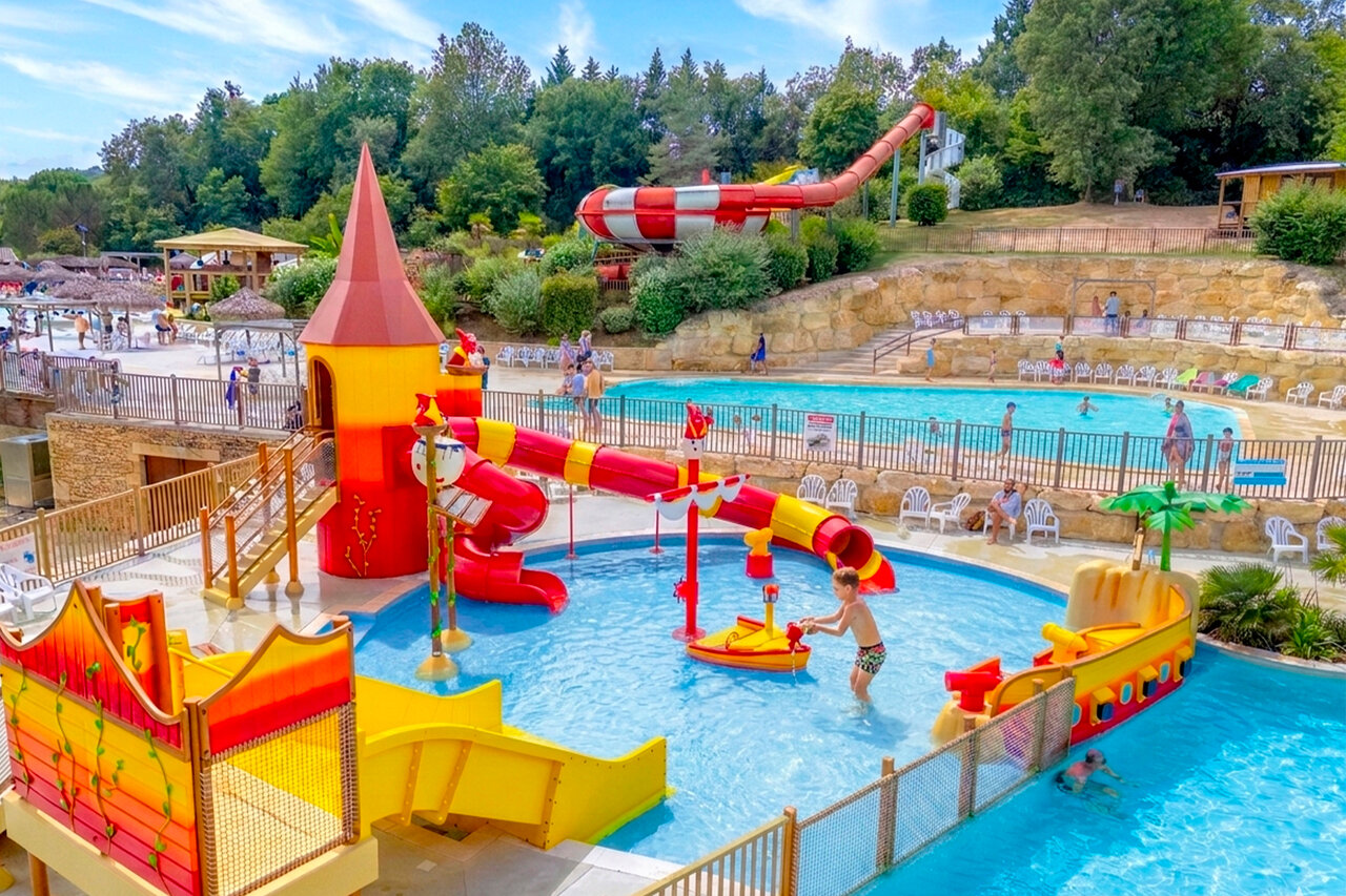 Toboganes acu�ticos y piscinas para todas las edades en el camping CAPFUN Moulinal en BIRON (24).