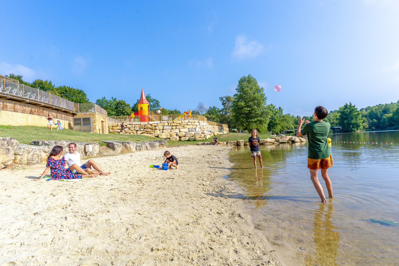Playa de arena, ba�o y juegos acu�ticos en el camping CAPFUN Moulinal en BIRON (24).