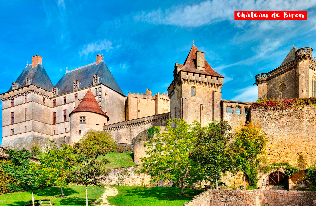 Castillo de Biron, monumento hist�rico para visitar en Dordo�a, Nueva Aquitania.