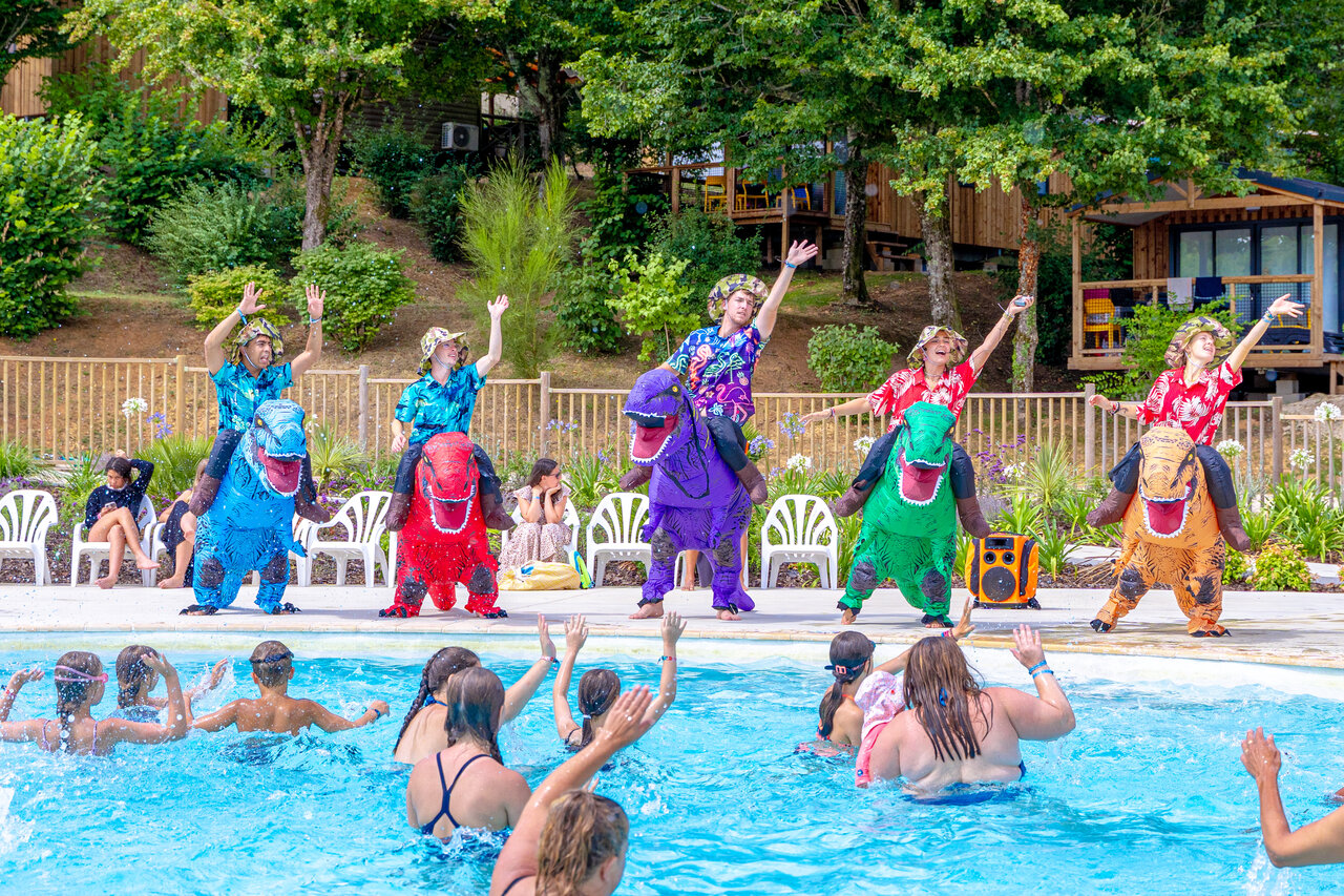 Animadores en disfraces de dinosaurios animando la piscina con ni�os en el camping CAPFUN Moulinal en BIRON (24).