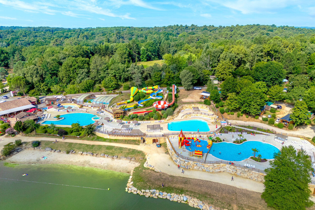 Gran parque acu�tico, toboganes, piscinas y lago en el camping CAPFUN Moulinal en BIRON (24).