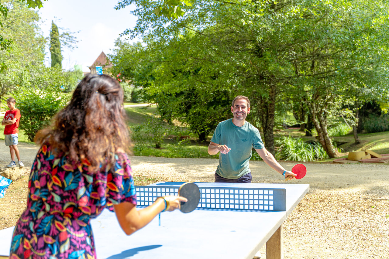 Partido de tenis de mesa al aire libre en el camping CAPFUN Moulinal en BIRON (24).