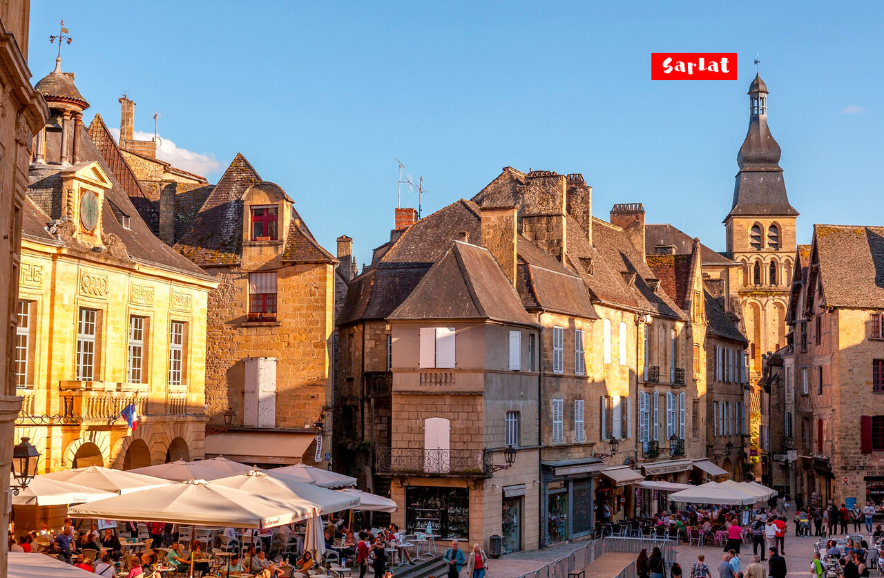 Plaza hist�rica animada de Sarlat-la-Can�da, ciudad medieval para visitar en Dordo�a.