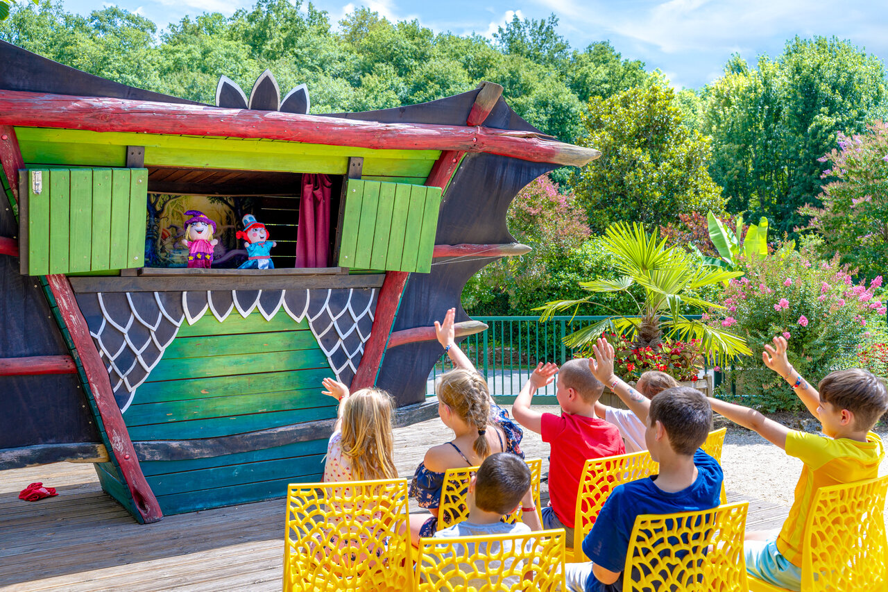 Espect�culo de marionetas para ni�os, escenario colorido, en el camping CAPFUN Moulinal en BIRON (24)