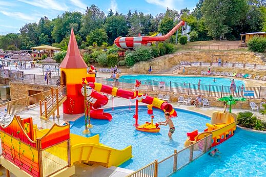 Piscinas, toboganes gigantes y juegos acuáticos camping CAPFUN Moulinal BIRON (24).