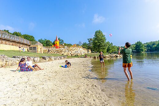 Playa de arena, ba�o y juegos acu�ticos en el camping CAPFUN Moulinal en BIRON (24).