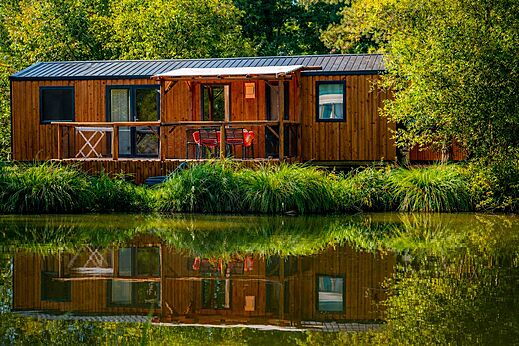 Mobil-home de madera con terraza junto al agua, CAPFUN Moulinal BIRON.