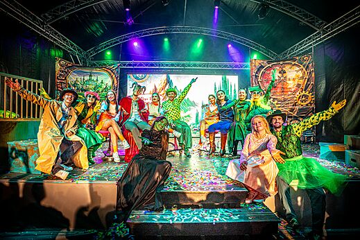 Espect�culo de animaci�n con artistas disfrazados en el escenario del camping CAPFUN Moulinal en BIRON (24).