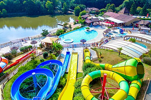 Toboganes, piscina exterior y jacuzzi en camping CAPFUN Moulinal BIRON (24).