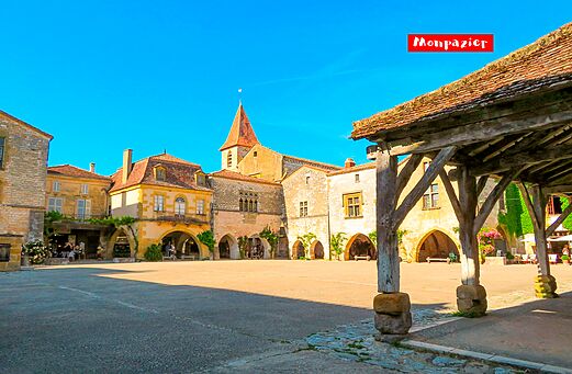Plaza central de la bastida de Monpazier, un pueblo medieval del Périgord.