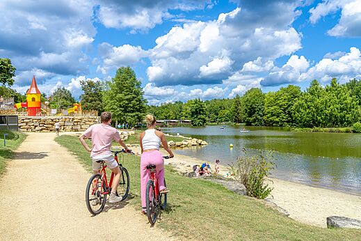 Lago, playa, actividades náuticas, bicicletas en el camping CAPFUN Moulinal en BIRON (24).