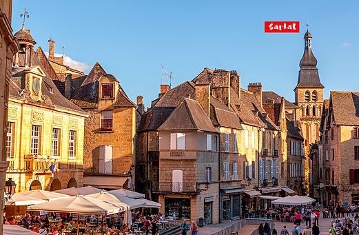 Plaza histórica animada de Sarlat-la-Canéda, ciudad medieval en Dordoña, Nueva Aquitania.