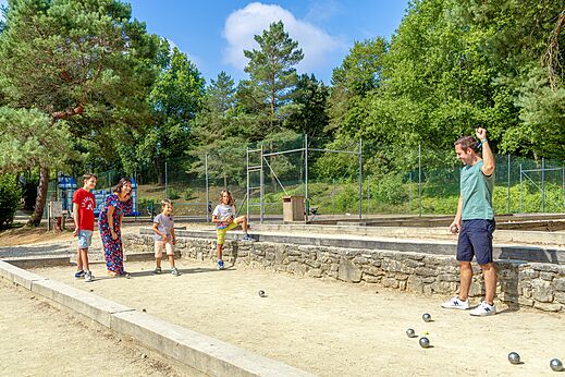 Cancha de petanca con familia jugando en el camping CAPFUN Moulinal en BIRON (24).