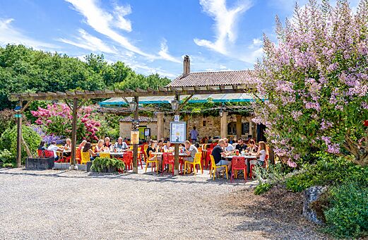 Terraza de restaurante exterior con pérgola en el camping CAPFUN Moulinal en BIRON (24).