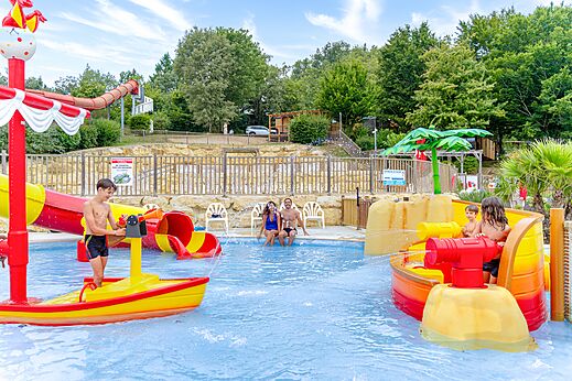 Zona acuática con piscina, juegos de agua y tobogán en camping CAPFUN Moulinal en BIRON (24).