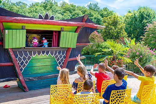 Espect�culo de marionetas para ni�os al aire libre en el camping CAPFUN Moulinal en BIRON (24).