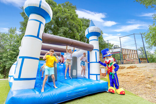Castillo hinchable gigante con ni�os y mascota en el camping CAPFUN Moulinal en BIRON (24).