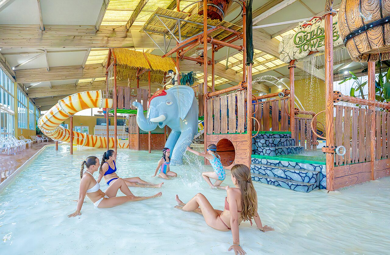 Piscina cubierta, tobog�n y juegos acu�ticos en el camping VAGUES OCEANES Moulin de Cadillac en Noyal-Muzillac (56).