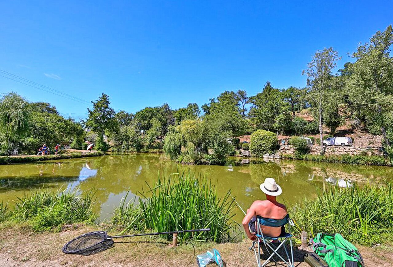 Pesca en el estanque del camping VAGUES OCEANES Moulin de Cadillac en Noyal-Muzillac (56).