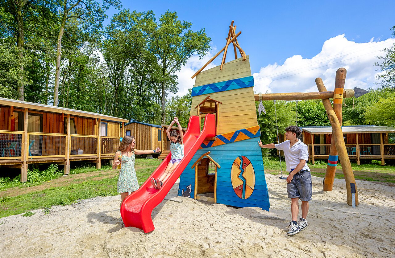 Zona de juegos con tobog�n y Mobil-homes en el camping VAGUES OCEANES Moulin de Cadillac.