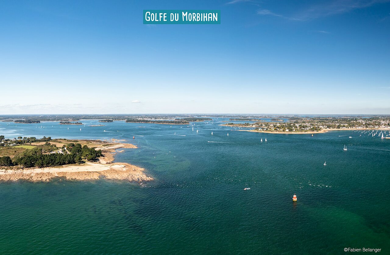 Golfo de Morbihan, paisaje mar�timo con islas y veleros, lugar para visitar en Breta�a.