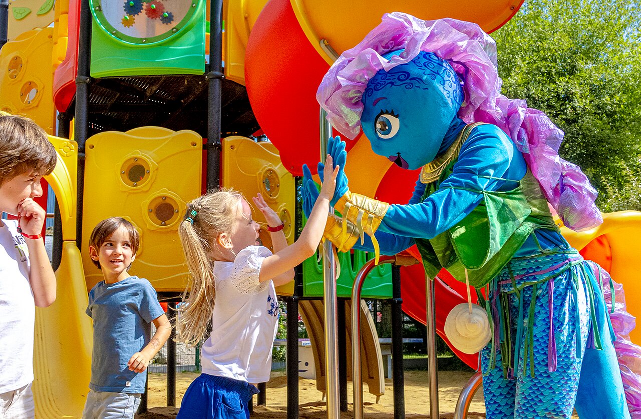Animaci�n infantil con mascota en parque de juegos en el camping VAGUES OCEANES Moulin de Cadillac en Noyal-Muzillac (56).