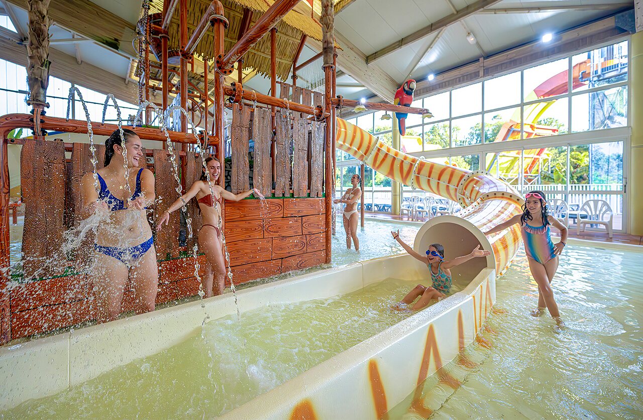 Piscina cubierta, tobog�n y juegos acu�ticos en el camping VAGUES OCEANES Moulin de Cadillac en Noyal-Muzillac (56).